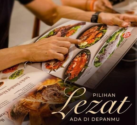 Seseorang sedang menunjuk menu pilihan lezat di restoran kuliner nusantara, melambangkan dukungan Online UMKM bagi pelaku usaha untuk mengambil aksi nyata dalam meningkatkan kualitas layanan.