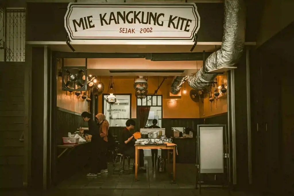 Foto eksterior depan warung makan dengan papan nama yang jelas untuk verifikasi Google Maps